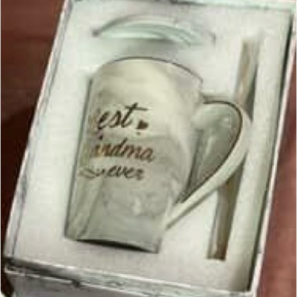 Marble Mug with 'Best Grandma Ever' Text
Mother’s Day gift
